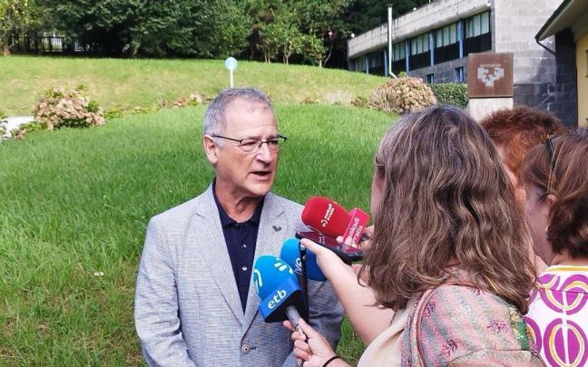 El rector de la EHU, Joxerramon Bengoetxea, atiende a los medios en San Sebastián.