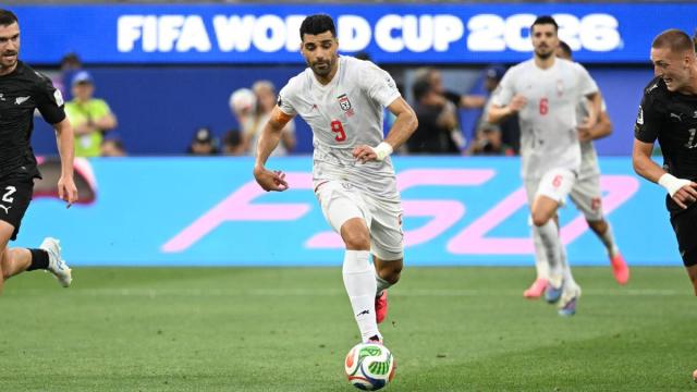 Taremi conduce un balón durante el Mundial.