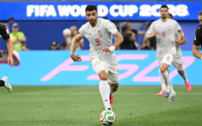 Taremi conduce un balón durante el Mundial.