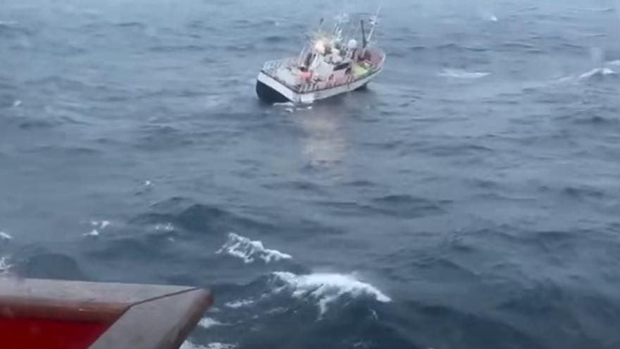 El barco "María Pita" se encuentra en el entorno en el marco del despliegue de ayuda.