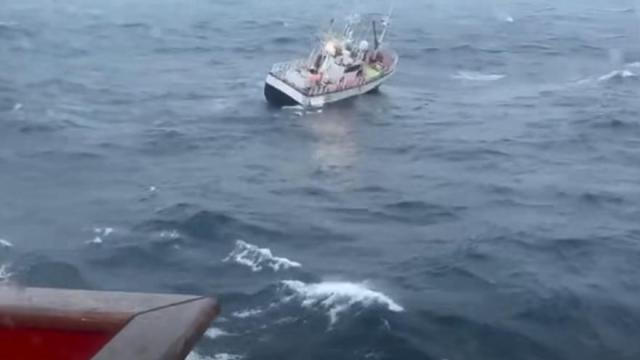 El barco "María Pita" se encuentra en el entorno en el marco del despliegue de ayuda.