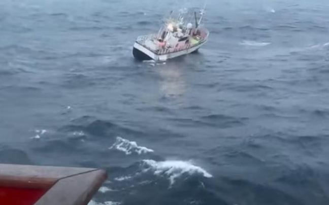 El barco "María Pita" se encuentra en el entorno en el marco del despliegue de ayuda.