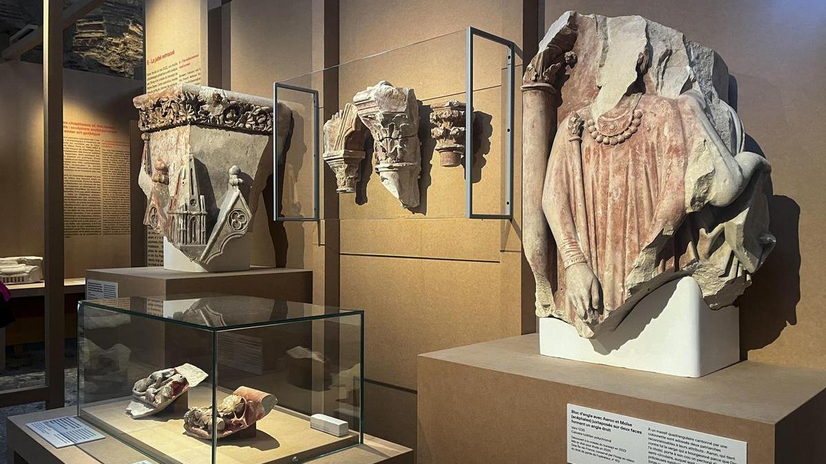 Algunos de los 120 fragmentos de esculturas de Notre Dame.