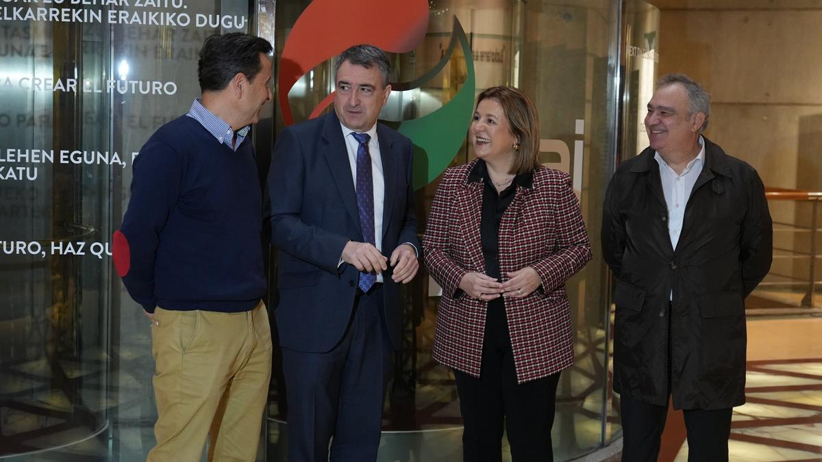 La delegación del PNV, formada por Esteban y Tejada, con la delegación de Confebask, con Yagüe y Aretxaga, en la reunión de este martes en Sabin Etxea