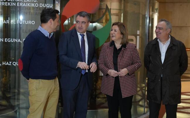 La delegación del PNV, formada por Esteban y Tejada, con la delegación de Confebask, con Yagüe y Aretxaga, en la reunión de este martes en Sabin Etxea