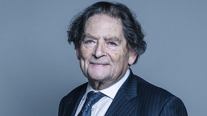 Retrato oficial de Nigel Lawson, político arquitecto de la política económica de Margaret Thatcher.