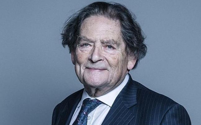 Retrato oficial de Nigel Lawson, político arquitecto de la política económica de Margaret Thatcher.