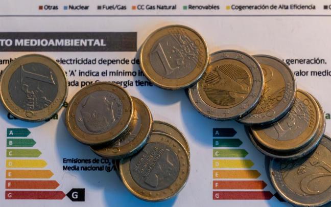 Varias monedas sobre una factura