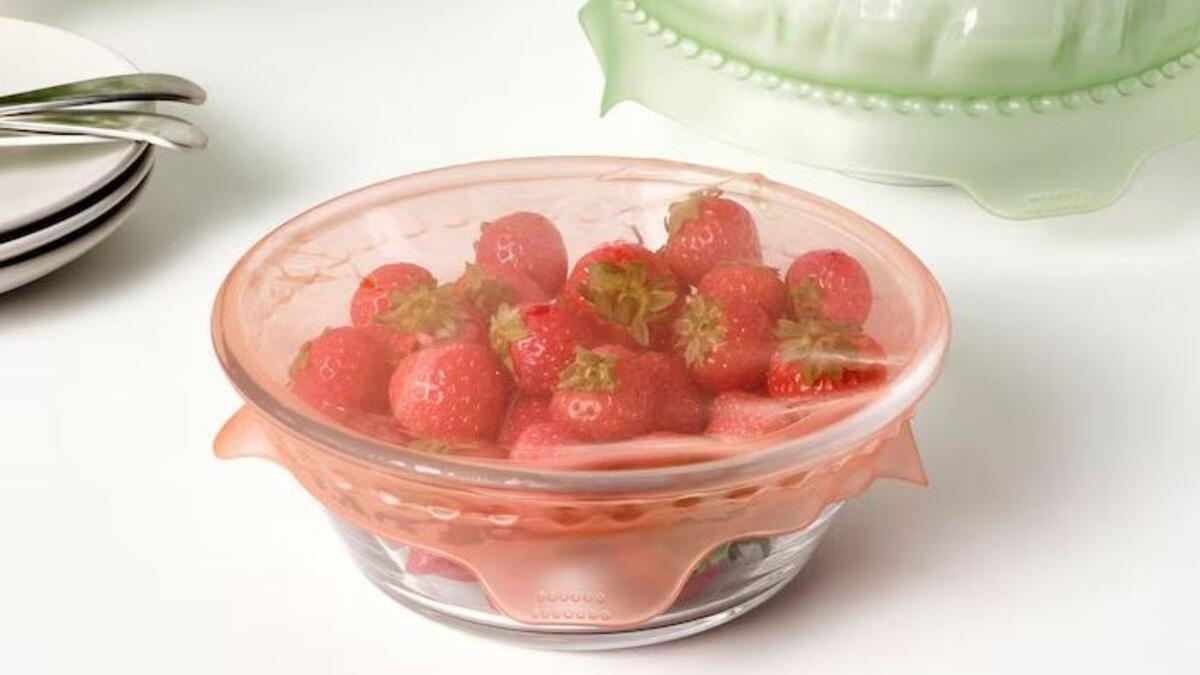 Campana de alimentos ÖVERMÄTT ajustable sobre un bol de fresas