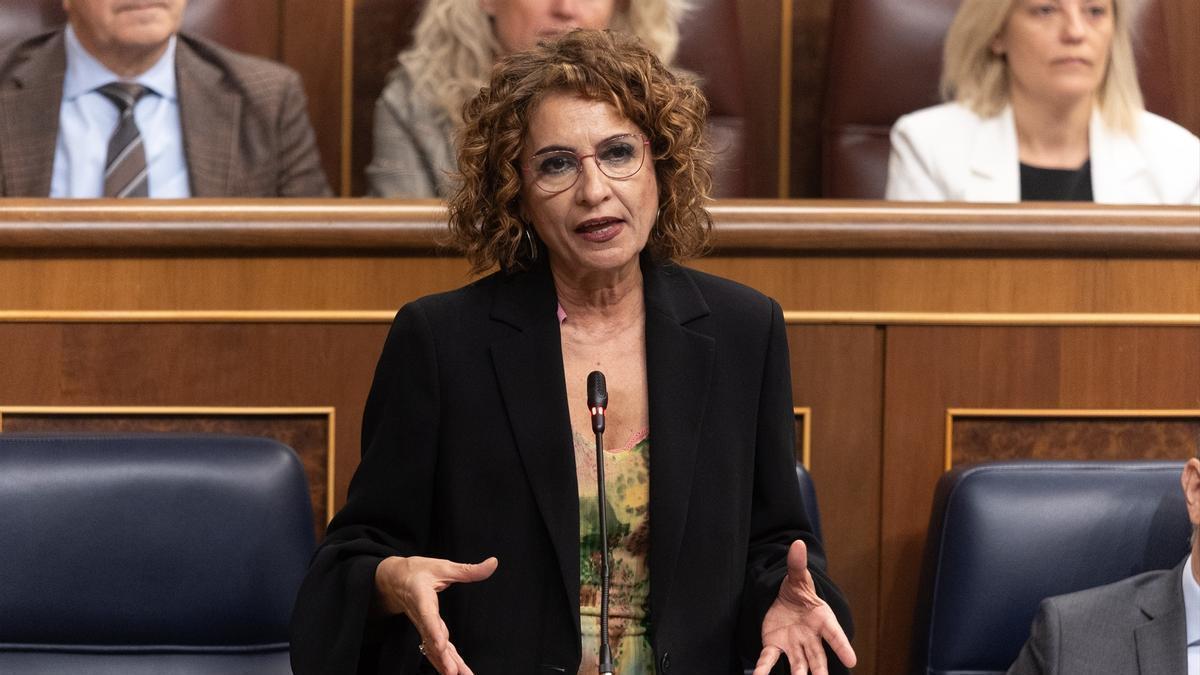 La vicepresidenta primera del Gobierno español y ministra de Hacienda, María Jesús Montero, durante la sesión de control en el Congreso.