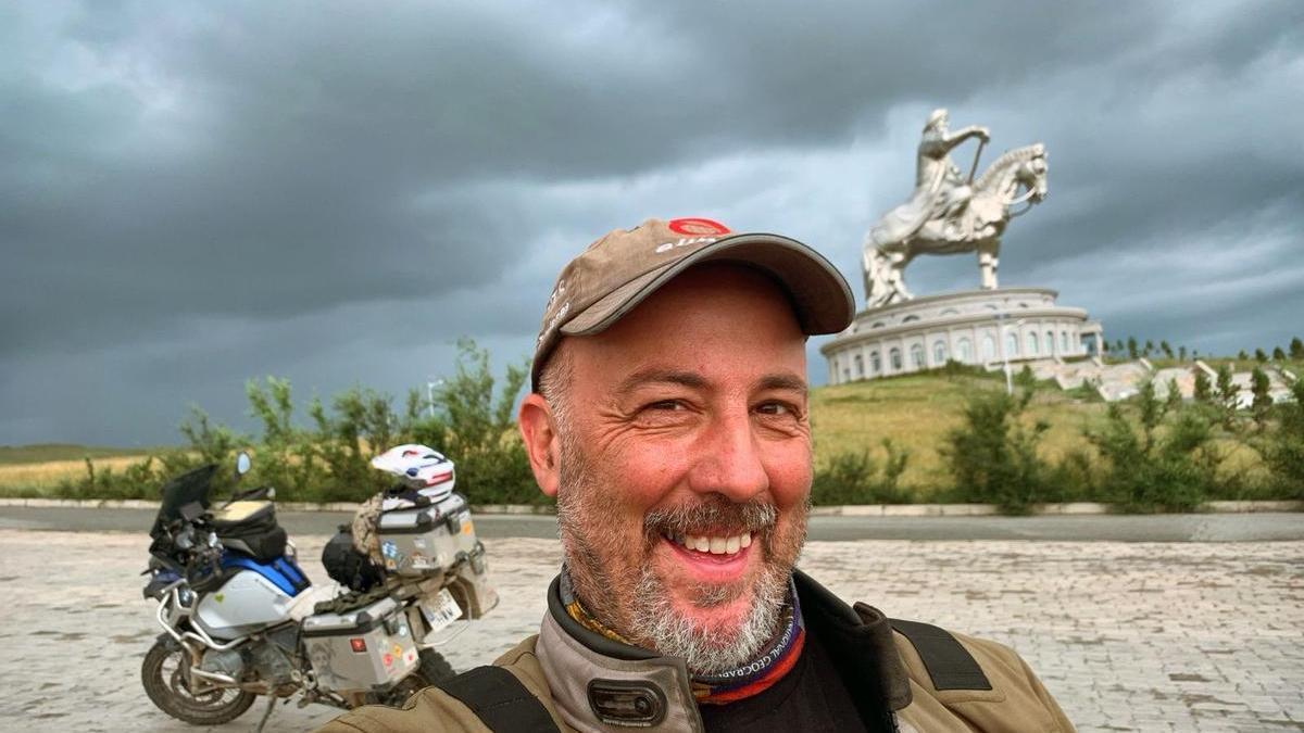 En el viaje a Mongolia no podía faltar la fotografía delante de la escultura gigante del emperador mongol Gengis Khan.