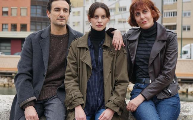 Miki Esparbé, Milena Smit y Aixa Villagrán, en el rodaje de ‘La chica de nieve’