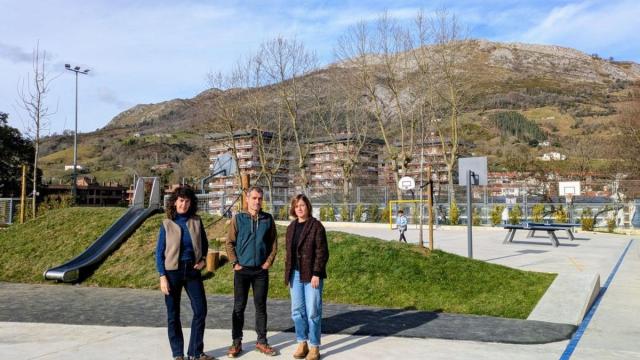 Representantes del Ayuntamiento e Izarraizpe, en la presentación del renovado patio.