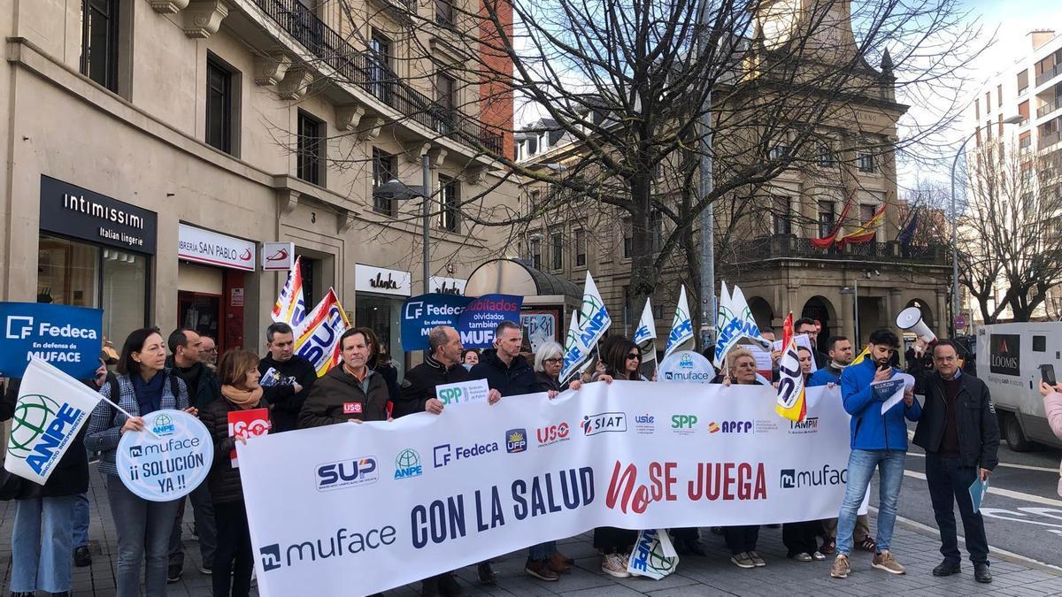 Concentración de funcionarios de sindicatos en Pamplona en protesta por la situación en Muface.