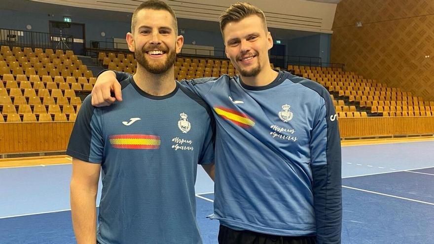 Bazán, junto al otro navarro de la selección, Sergey Hernández, en Suecia.