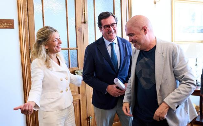 la ministra de Trabajo, Yolanda Díaz, junto al presidente de la CEOE, Antonio Garamendi, y el secretario general de CC.OO., Unai Sordo.