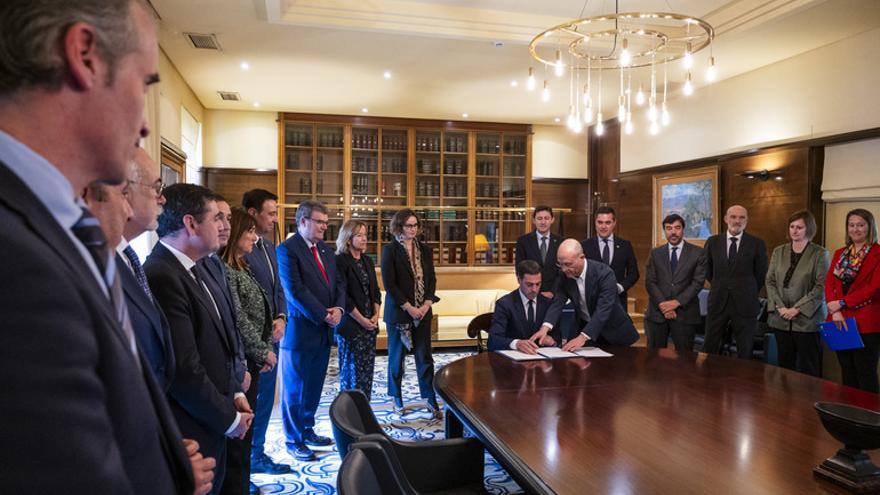 Firma del protocolo de colaboración esta mañana.