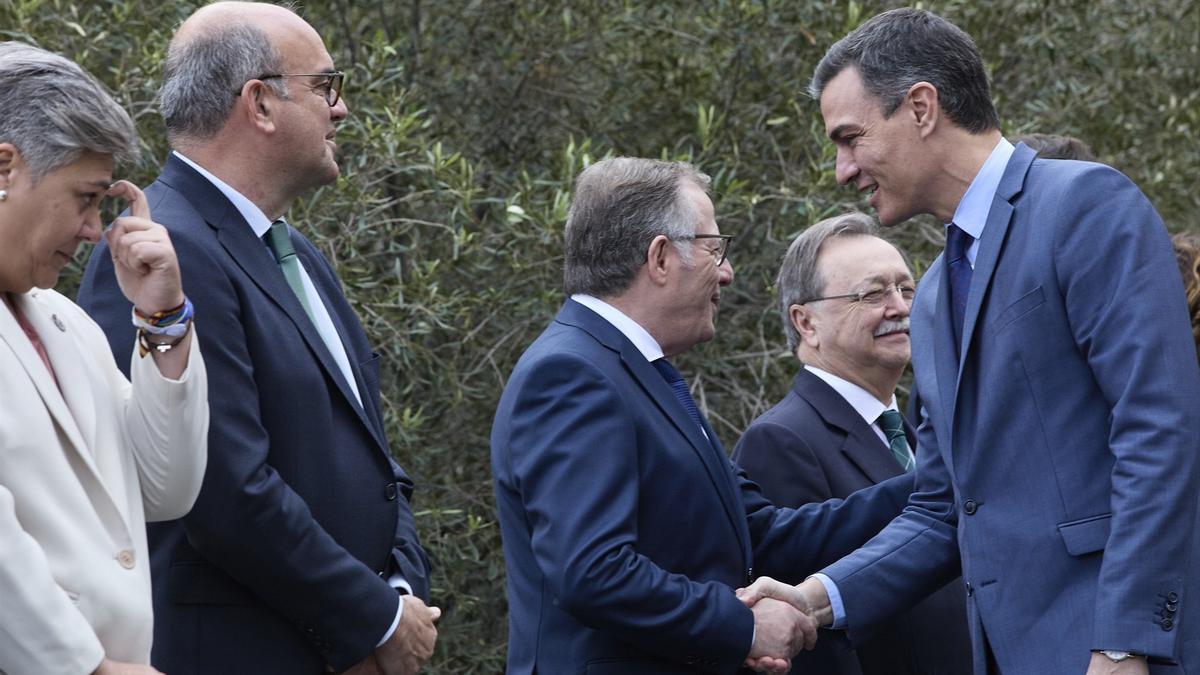 Pedro Sánchez saluda a los participantes en la XXVI Conferencia de Presidentes en 2022 en La Palma.
