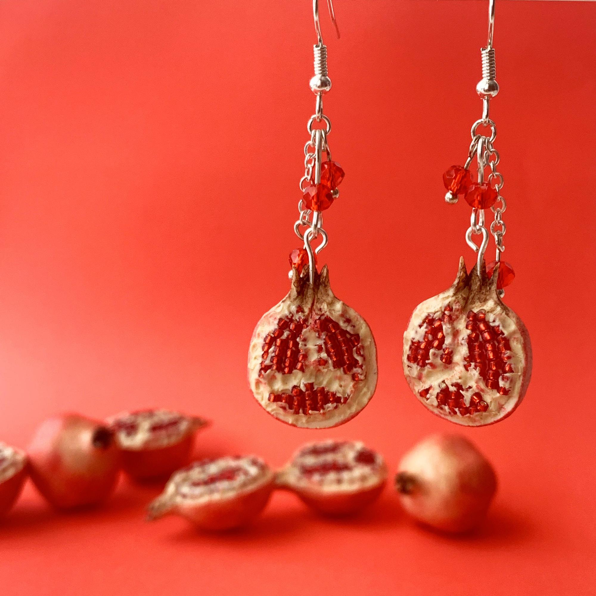 También realiza pendientes y llaveros.