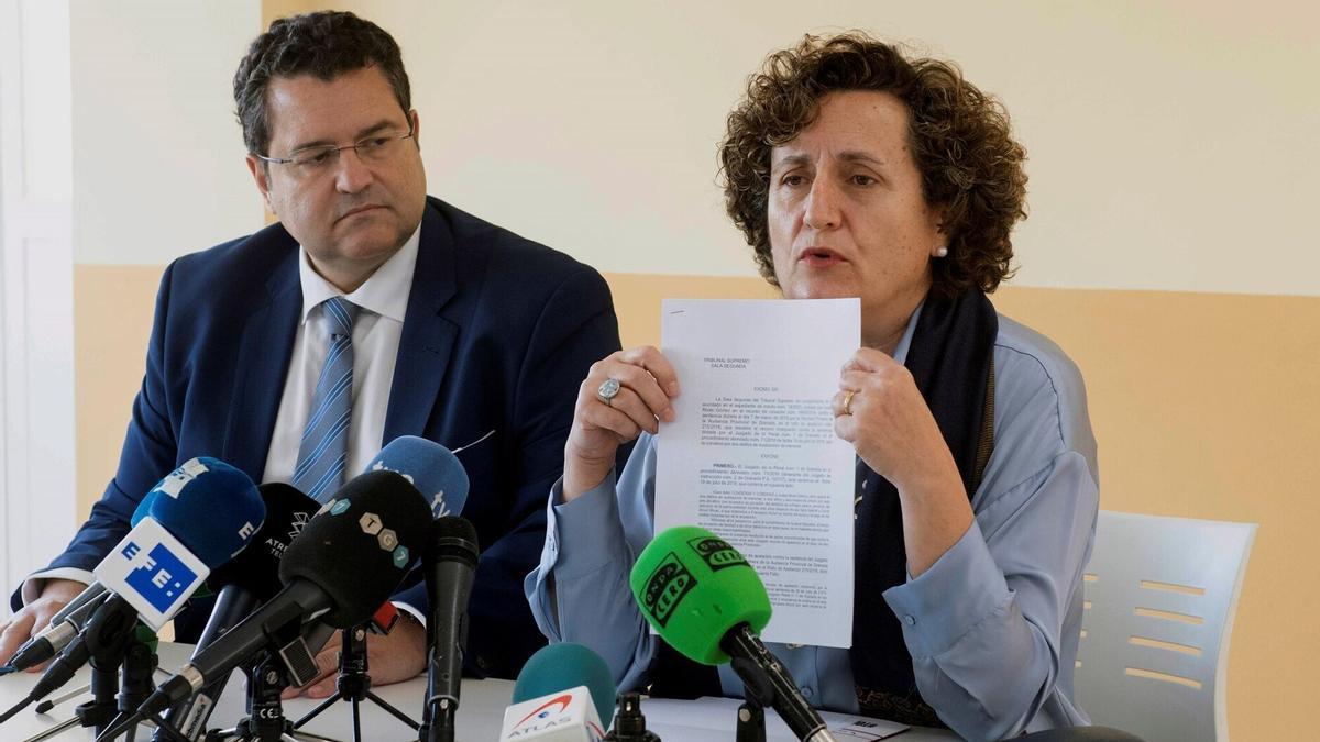 Rueda de prensa del Abogado de Juana Rivas, Carlos Aránguez (i), y la asesora jurídica del Centro de la Mujer de Maracena, Francisca Granados (d), tras conocerse el indulto parcial.