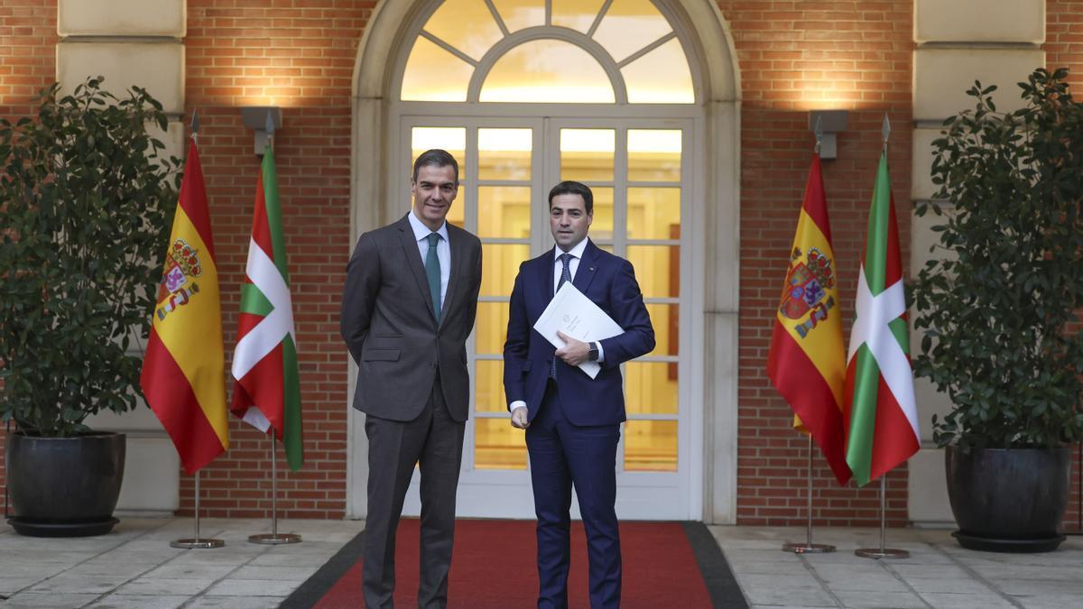 El presidente del Gobierno español, Pedro Sánchez, con el lehendakari, Imanol Pradales, este martes en La Moncloa