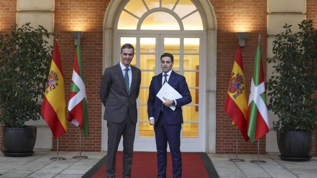El presidente del Gobierno español, Pedro Sánchez, con el lehendakari, Imanol Pradales, este martes en La Moncloa