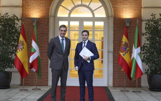 El presidente del Gobierno español, Pedro Sánchez, con el lehendakari, Imanol Pradales, este martes en La Moncloa