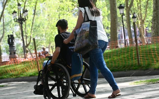 Imagen de archivo de una persona en silla de ruedas
