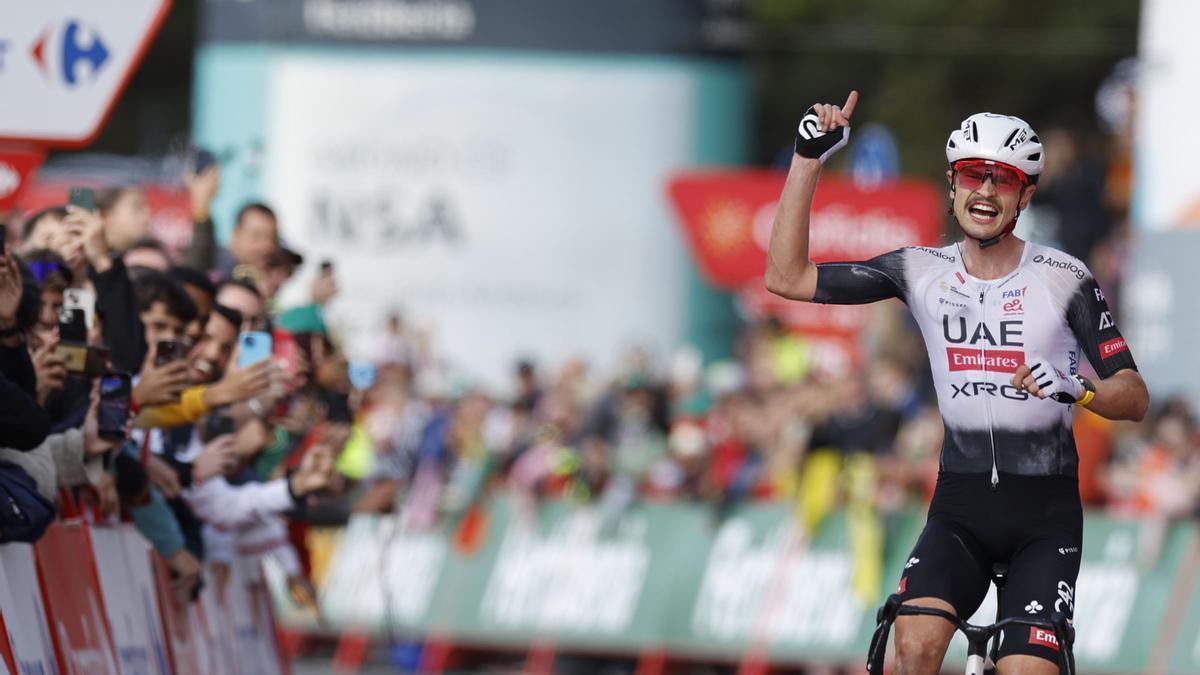 El ciclista australiano Jay Vine celebra la victoria en Pal.