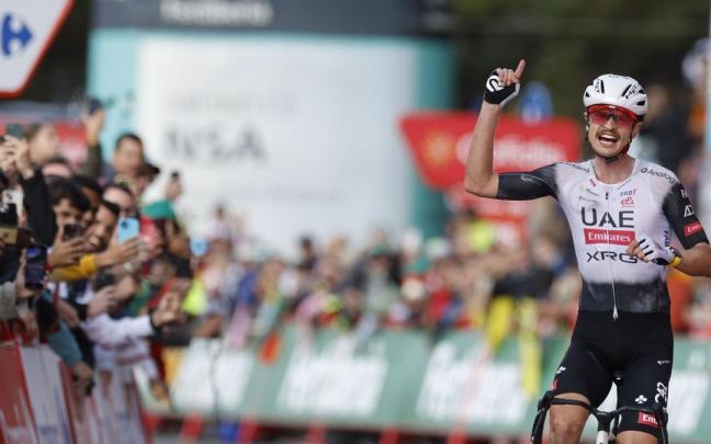 El ciclista australiano Jay Vine celebra la victoria en Pal.