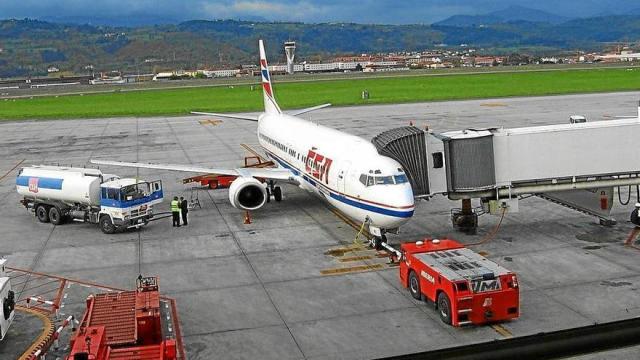 Un camión se prepara para abastecer de queroseno a un avión en el aeropuerto de Bilbao.