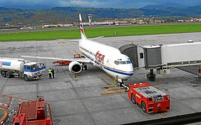 Un camión se prepara para abastecer de queroseno a un avión en el aeropuerto de Bilbao.