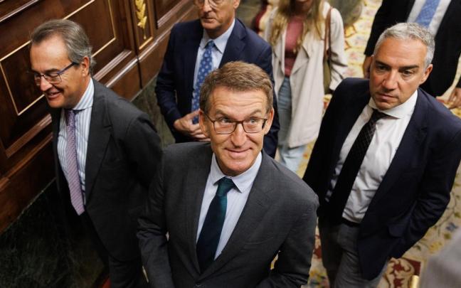 Alberto Núñez Feijoó entra al hemiciclo en el último pleno del Congreso de los Diputados.