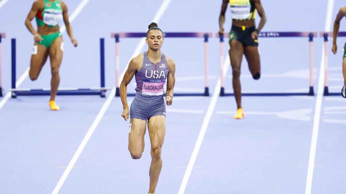 Sydney McLaughlin se impone en la final de los 400 metros vallas.