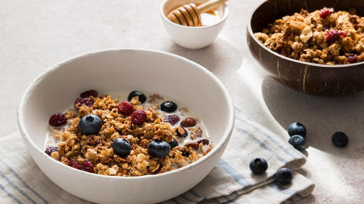 Desayuno saludable con bol de muesli casero con arándanos