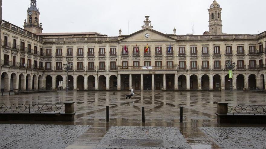 Fachada del Ayuntamiento de Gasteiz, en la plaza Nueva. Foto: Alex Larretxi