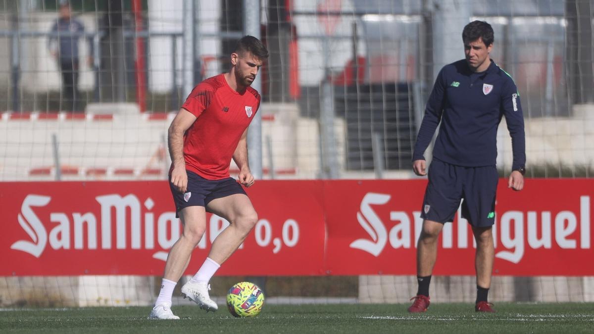 Unai Simón realizó carrera continua y tocó balón en solitario.