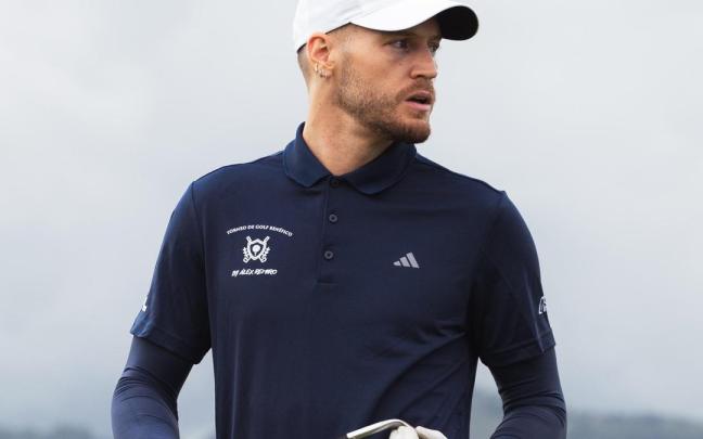 Alex Remiro, jugando al golf. / N.G.