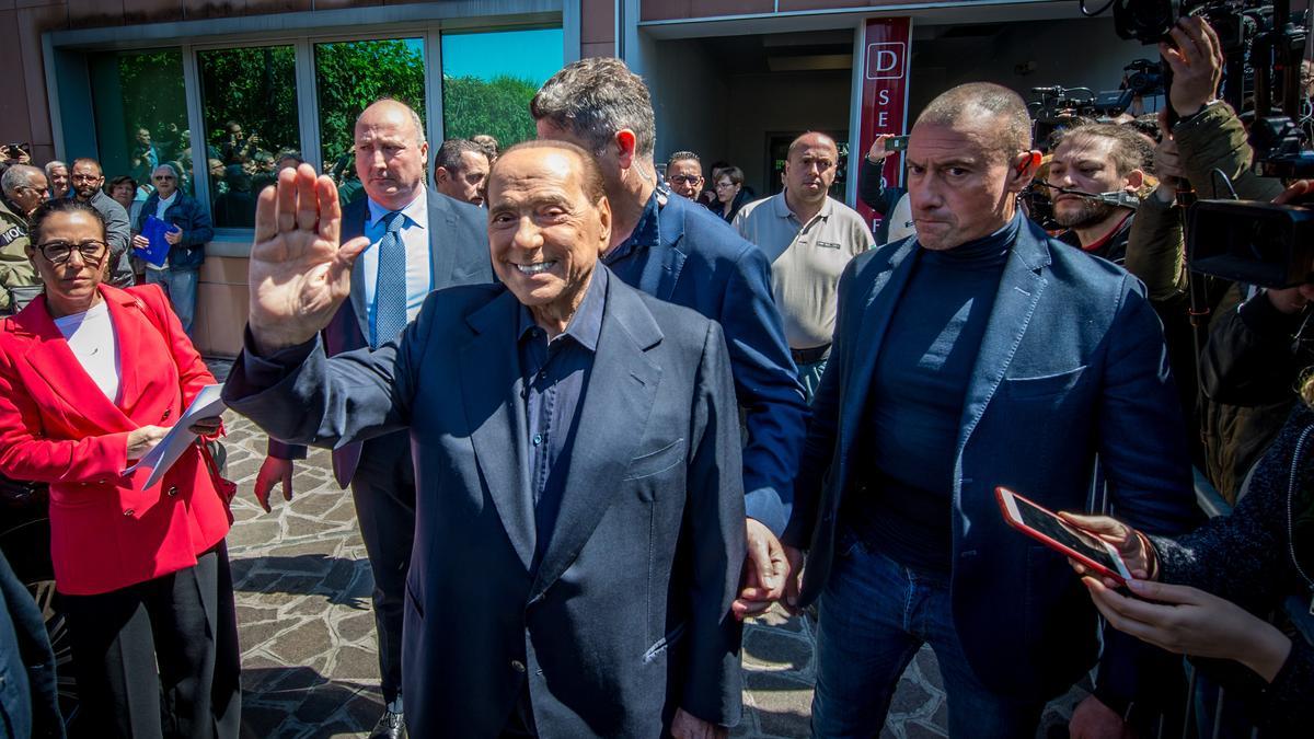Berlusconi, a la salida del Hospital San Rafaelle de Milán el pasado mes de mayo de 2019.