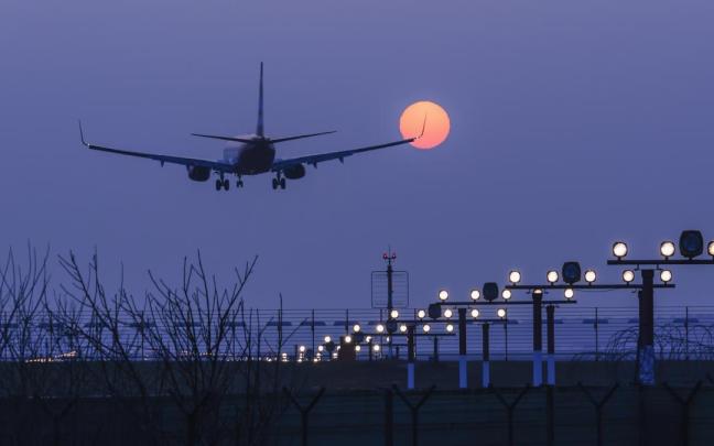 Un avión aterriza en un aeropuerto.