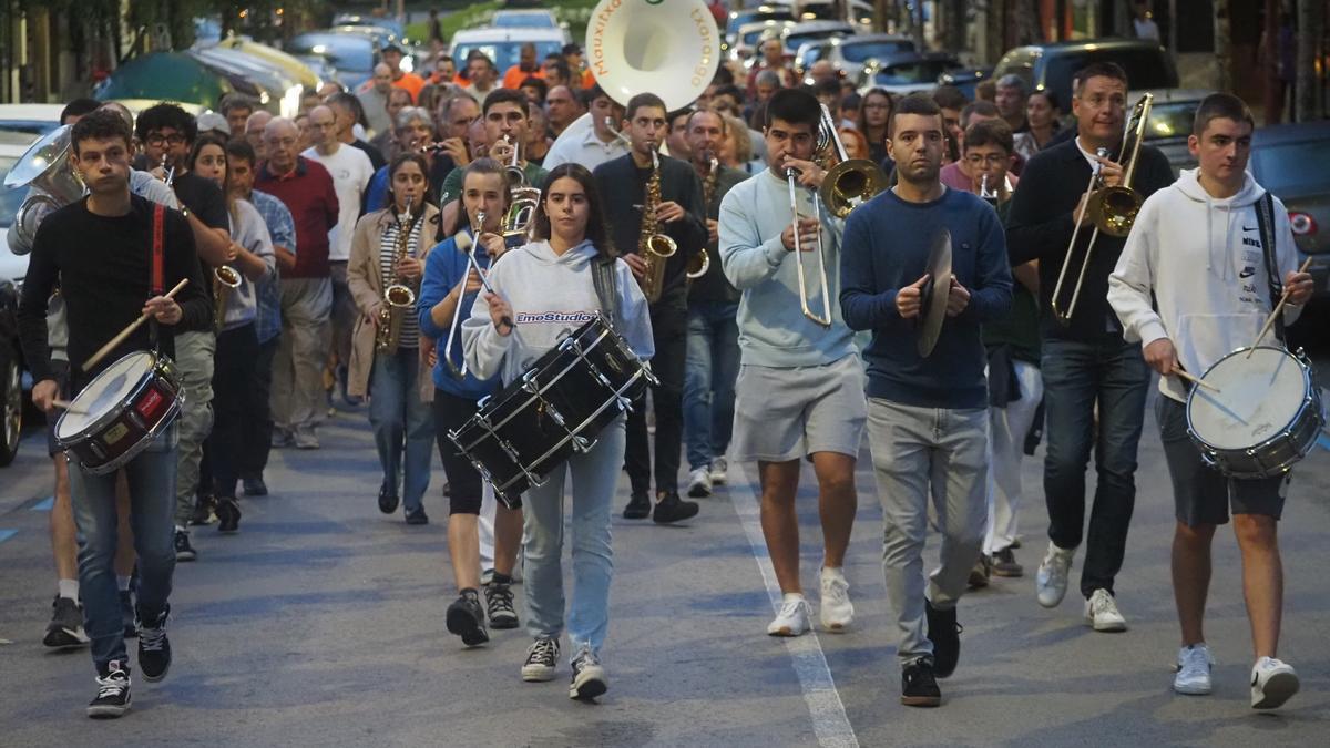 Elgoibar hace frente al síndrome postvacacional a ritmo de txaranga