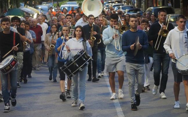 Elgoibar hace frente al síndrome postvacacional a ritmo de txaranga