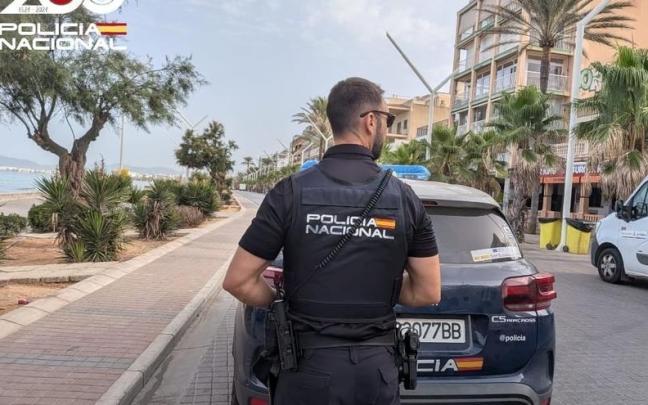 Un agente de la Policía Nacional en Playa de Palma.