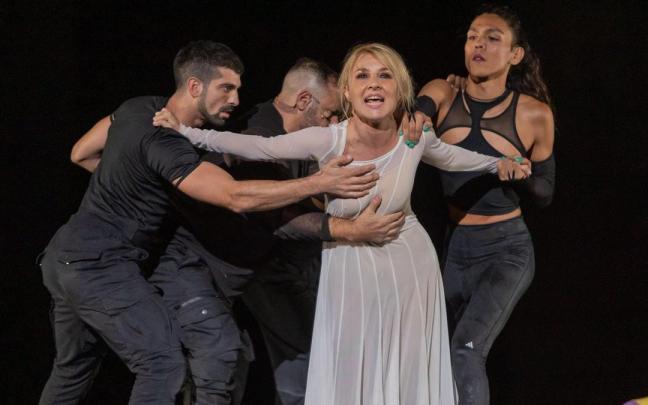 Una escena de 'Pandataria' con Cayetana Guillén Cuervo en primer término.