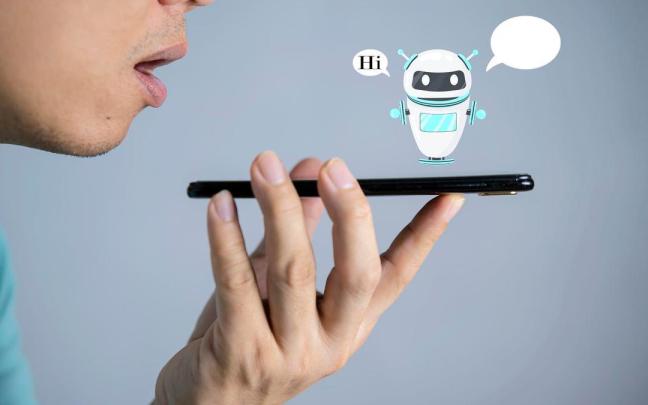 Un chico joven interactúa con un chatbot.