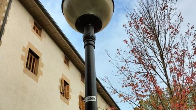 Número de identificación de una de las farolas que conforman el alumbrado público.