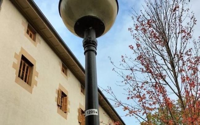 Número de identificación de una de las farolas que conforman el alumbrado público.