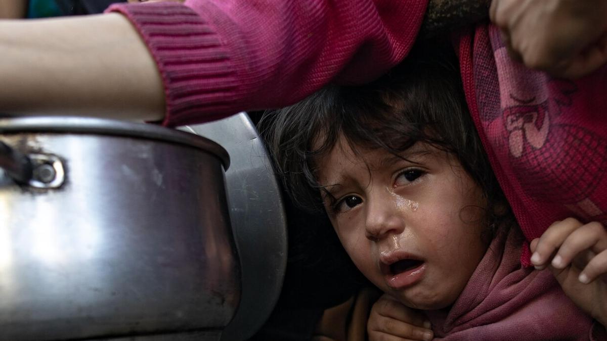Un niño llora de angustia en pleno asedio sobre la Franja de Gaza donde la hambruna se ha convertido en arma de guerra.