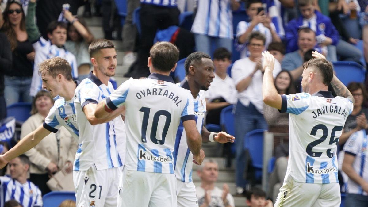 Los jugadores de la Real Sociedad celebran el primer gol logrado ante Las Palmas en el partido que tuvo lugar el sábado en Anoeta. / RUBEN PLAZA