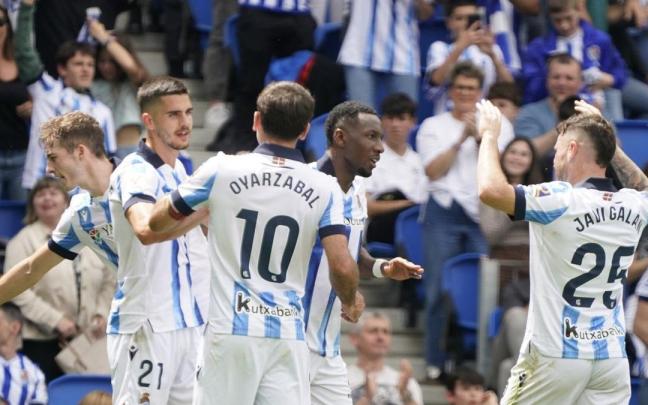 Los jugadores de la Real Sociedad celebran el primer gol logrado ante Las Palmas en el partido que tuvo lugar el sábado en Anoeta. / RUBEN PLAZA